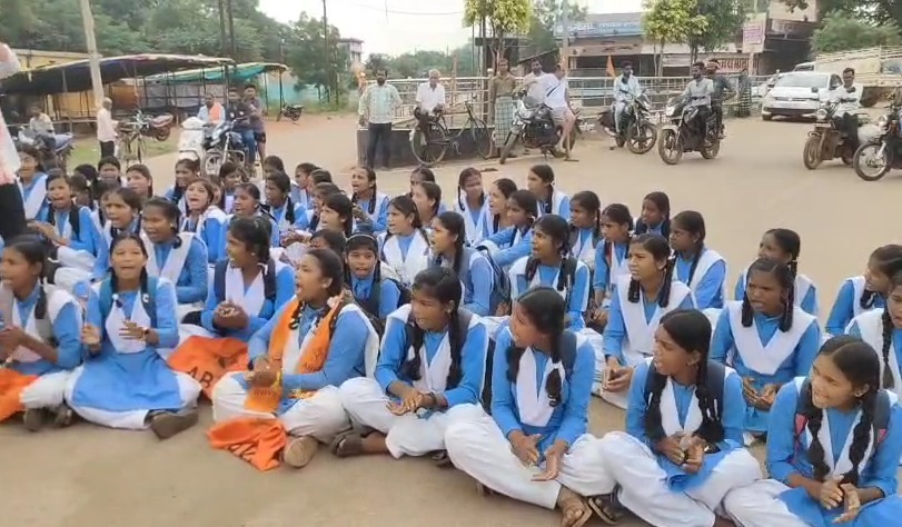 गर्ल्स स्कूल को किया गया ब्वाइज स्कूल में मर्ज, आक्रोशित छात्राओं ने 2 घंटे तक कर दिया सड़क जाम