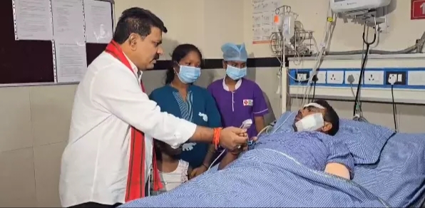 सीआरपीएफ के घायल जवान से उप मुख्यमंत्री विजय शर्मा ने की मुलाकात, बढ़ाया हौसला&hellip;