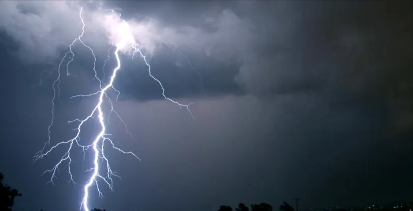 खेत में काम करने के दौरान दंपति पर गिरी आकाशीय बिजली, पति की मौत, पत्नी की हालत नाजुक