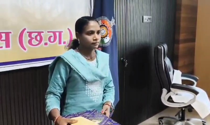 एंटी नक्सल ऑपरेशन के बीच सुरक्षा बलों को एक और बड़ी सफलता, 8 लाख की ईनामी महिला नक्सली ने किया आत्मसमर्पण