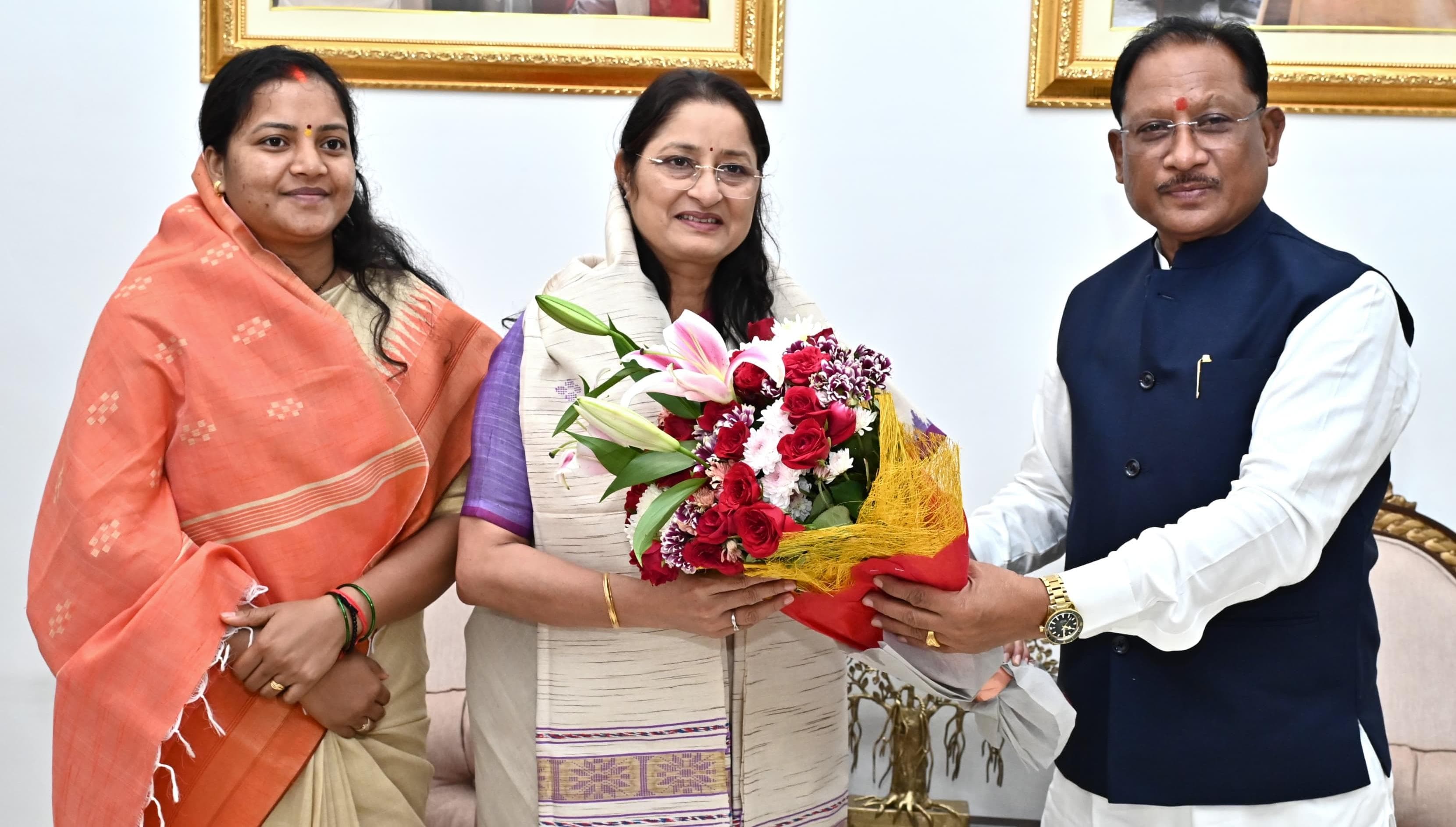 मुख्यमंत्री विष्णु देव साय से केंद्रीय महिला एवं बाल विकास मंत्री अन्नपूर्णा देवी ने की मुलाकात