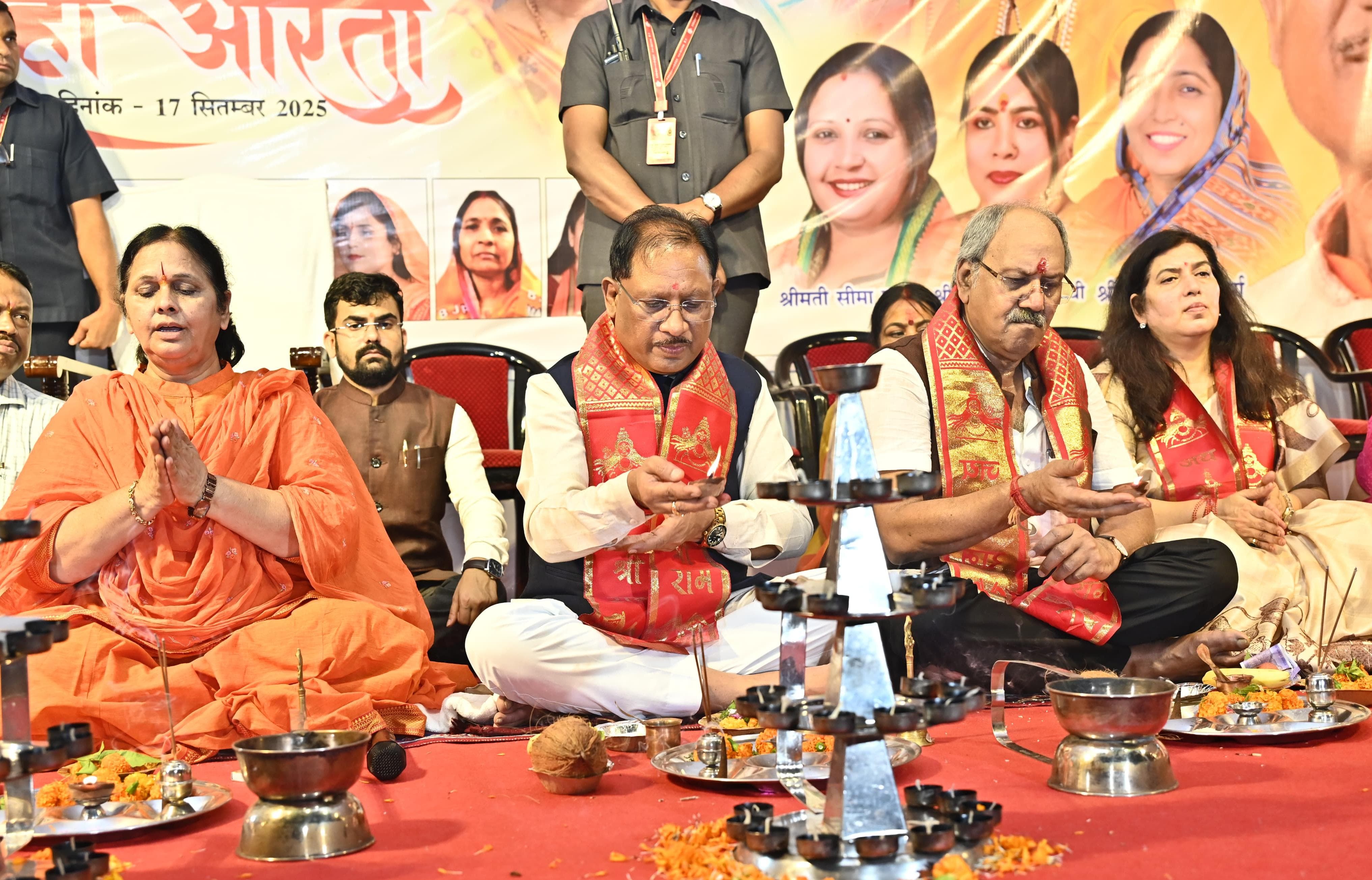 मुख्यमंत्री साय खारुन मईया समरसता भव्य महाआरती में हुए शामिल : महाआरती में मंत्रोच्चार से गूंजा खारुन नदी का महादेव घाट