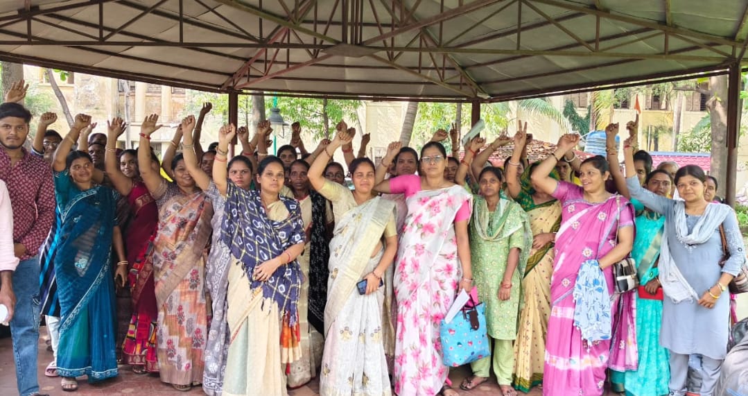 दिवंगत शिक्षाकर्मियों के परिजनों का प्रदर्शन अल्टीमेटम के साथ हुआ खत्म