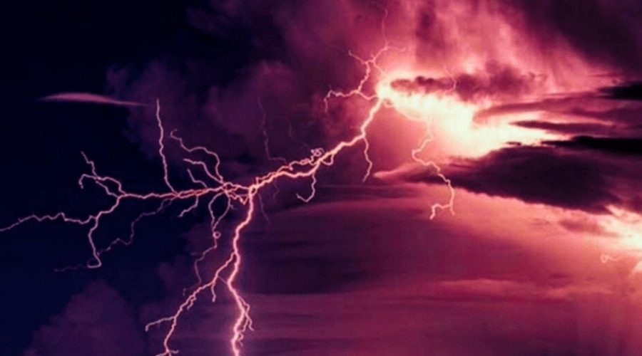 स्कूली बच्चों पर गिरी बिजली, छुट्टी के बाद स्कूल से लौटते वक्त हुआ हादसा, एक बच्चे की गयी जान, दो की हालत गंभीर