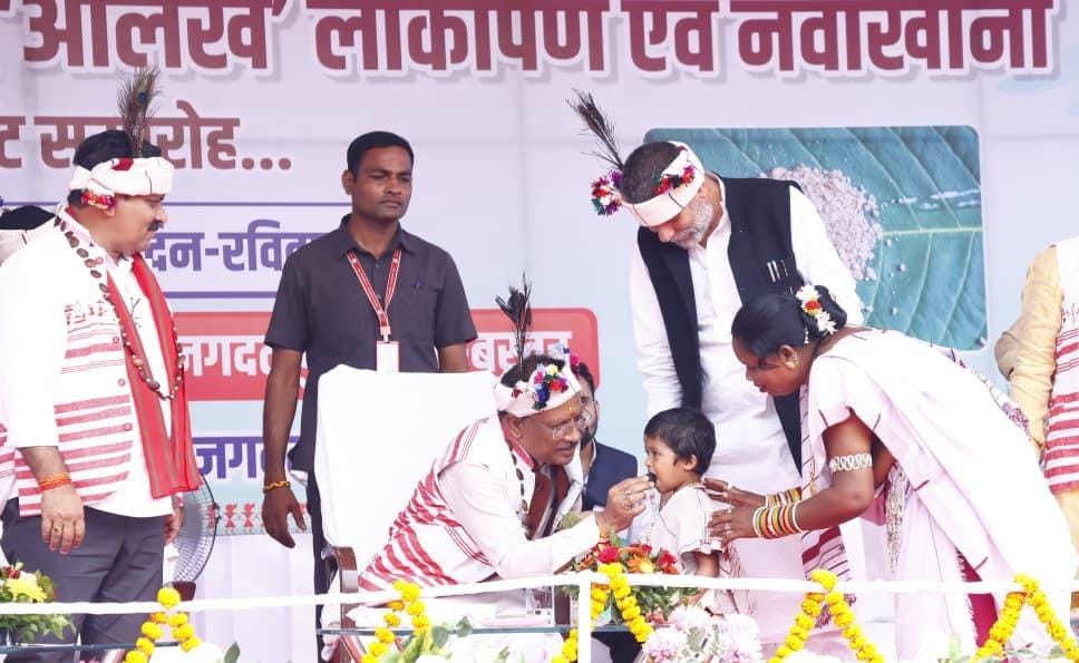 मुख्यमंत्री का आत्मीय और वात्सल्यपूर्ण व्यवहार : नन्ही बच्ची भूमिका बघेल को दुलारते हुए खिलाया महुआ लड्डू