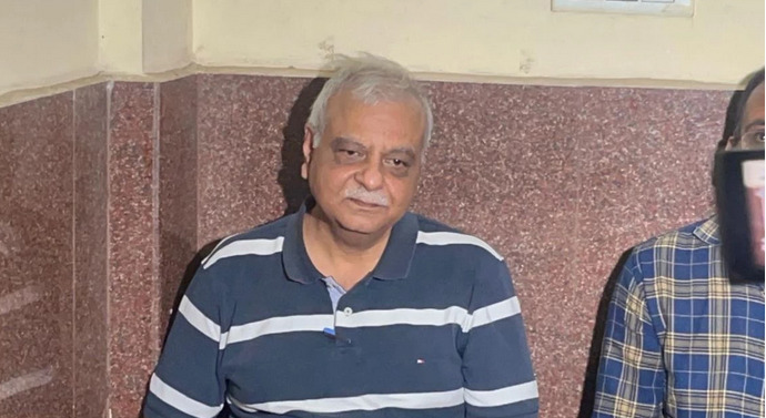 पूर्व IAS आलोक शुक्ला तीसरी बार में सरेंडर करने पहुंचे कोर्ट