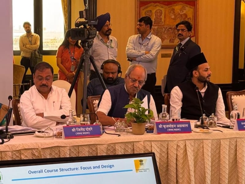 मुंबई में संसदीय समिति की बैठक में शामिल हुए सांसद बृजमोहन अग्रवाल, शिक्षा प्रणाली में सुधार हेतु दिये अहम सुझाव