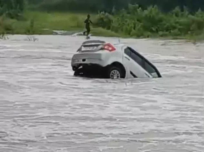 सारंगढ़ में बारिश का कहर, उफनते नाले में बह गयी कार