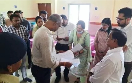 जिला अस्पताल में राहत कैंप का कमिश्नर व कलेक्टर ने लिया जायजा 