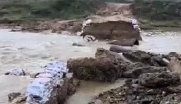 नदी का जल स्तर बढ़ने से अस्थायी पुल बहा  