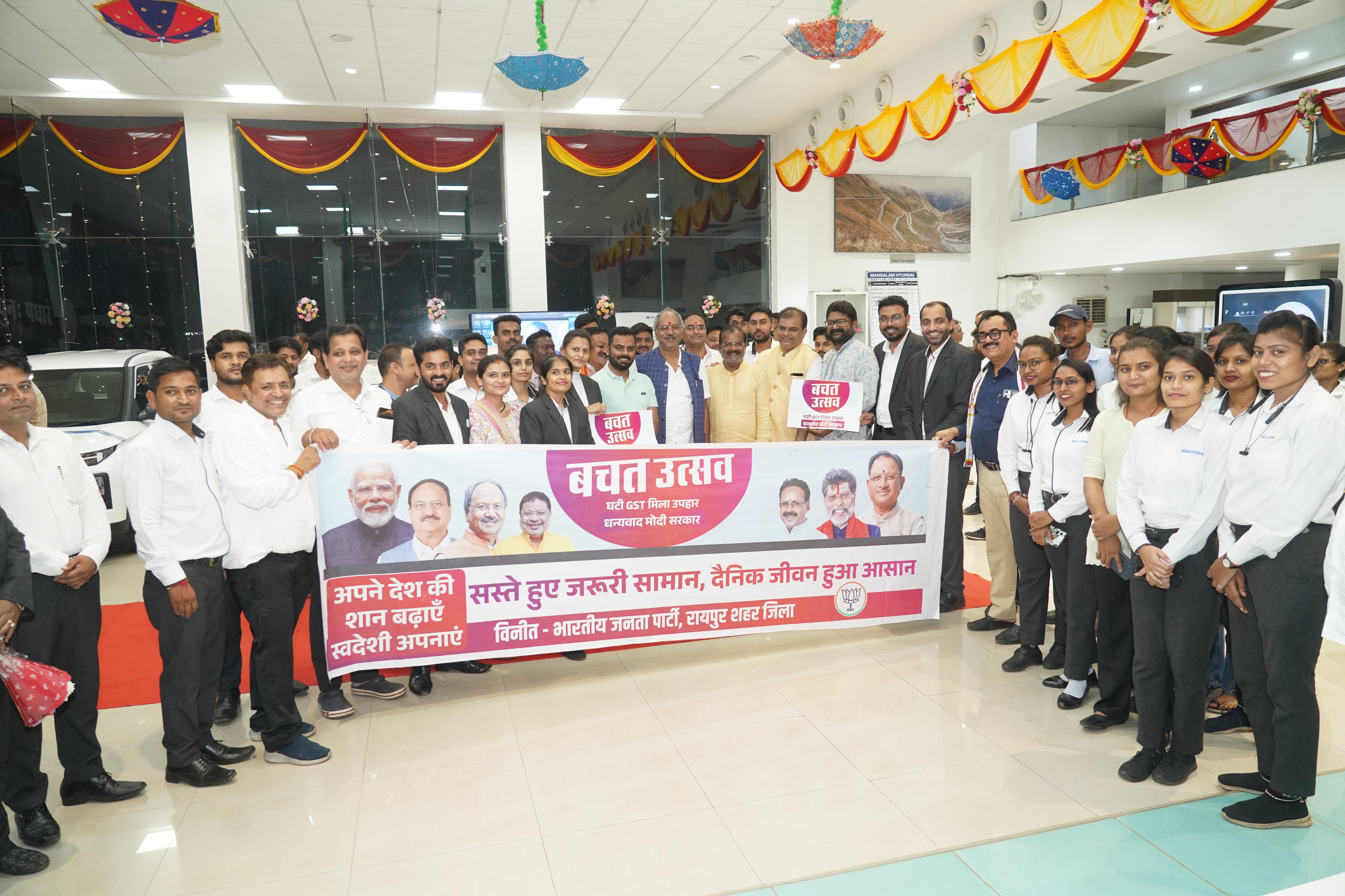 GST बचत उत्सव के तहत सांसद बृजमोहन अग्रवाल ने किया विभिन्न प्रतिष्ठानों का दौरा