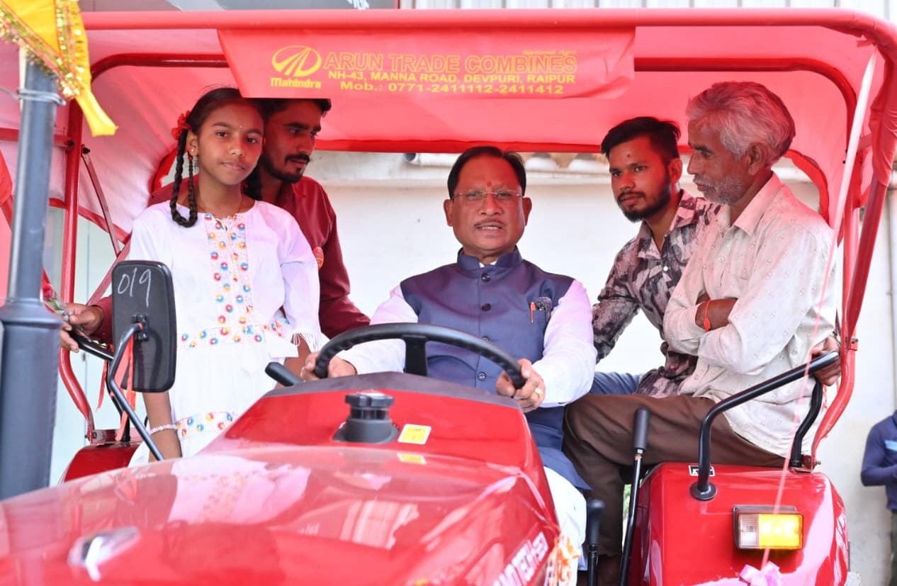 मुख्यमंत्री विष्णु देव साय ने जीएसटी बचत उत्सव के बीच ट्रैक्टर शोरूम पहुंचकर किसानों से किया आत्मीय संवाद