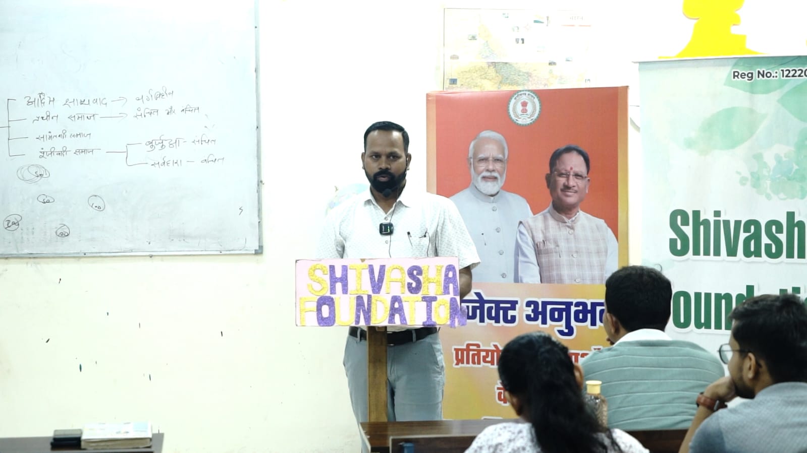 "प्रोजेक्ट अनुभव" के अंतर्गत विद्यार्थियों को मिल रहा प्रशासनिक अनुभव का लाभ, सहायक श्रम आयुक्त ने दी प्रतियोगी परीक्षाओं की तैयारी से जुड़ी महत्वपूर्ण सीख