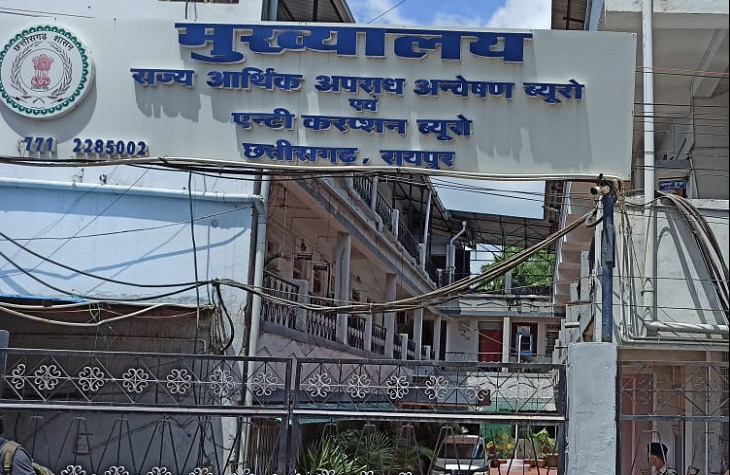 शराब घोटाला मामला : EOW ने कांग्रेस प्रभारी महामंत्री को भेजा नोटिस, कार्यालय के अकाउंटेंट डड़सेना की मांगी जानकारी