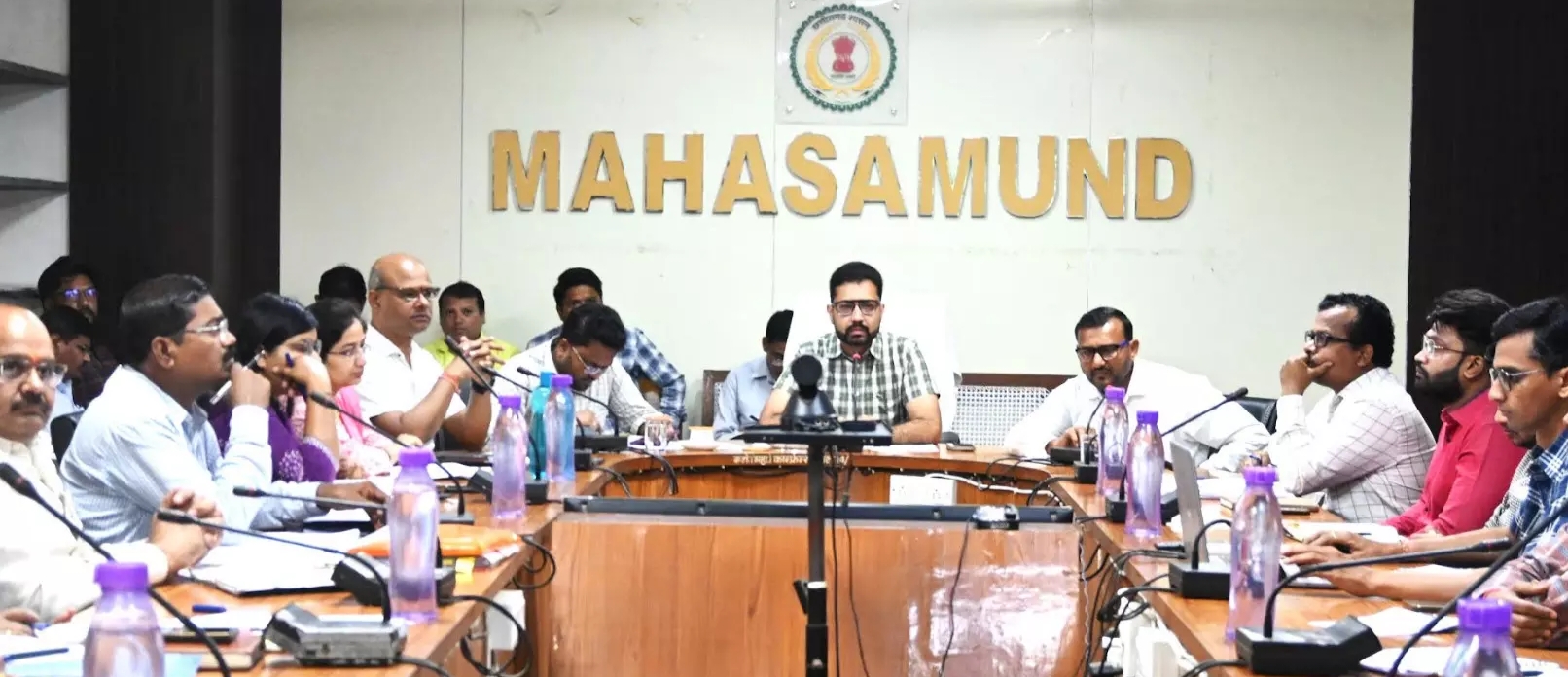 महासमुंद कलेक्टर ने ली साप्ताहिक समय सीमा की बैठक  