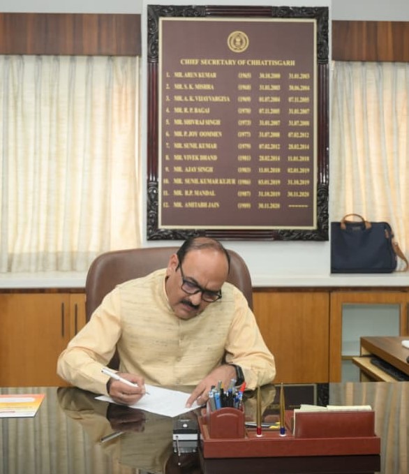छत्तीसगढ़ के नवनियुक्त मुख्य सचिव विकासशील ने कार्यभार संभाला