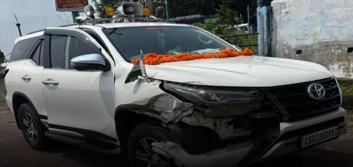 बाल-बाल बचे स्वास्थ्य मंत्री श्याम बिहारी जायसवाल, ट्रक की ठोकर से कार का एक हिस्सा क्षतिग्रस्त 
