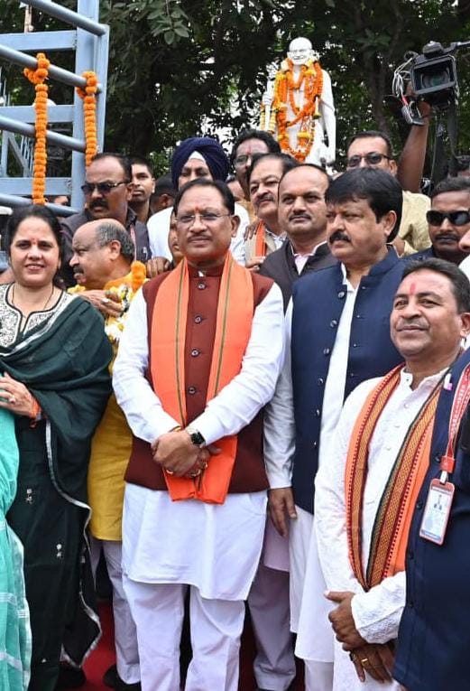 मुख्यमंत्री ने राष्ट्रपिता महात्मा गांधी और पूर्व प्रधानमंत्री लाल बहादुर शास्त्री की प्रतिमा पर माल्यार्पण कर श्रद्धांजलि अर्पित की