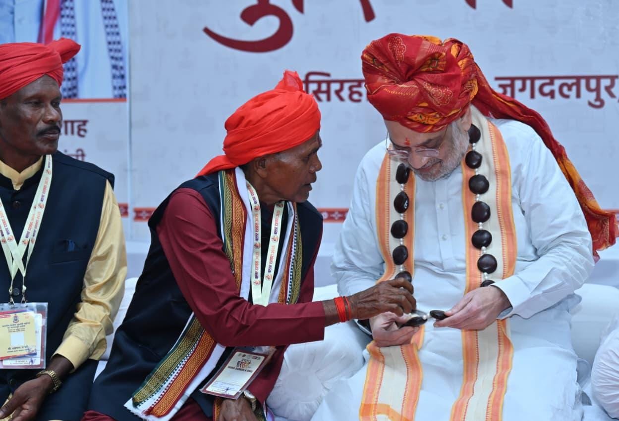 मुरिया दरबार में शामिल हुए केंद्रीय गृहमंत्री अमित शाह, मांझी-चालकी से किया सीधा संवाद