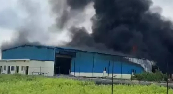 बेमेतरा पाइप फैक्ट्री में लगी भीषण आग