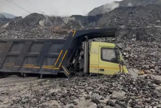 गेवरा खदान में काम ठप, बारिश के चलते भरा पानी और फंसे वाहन 