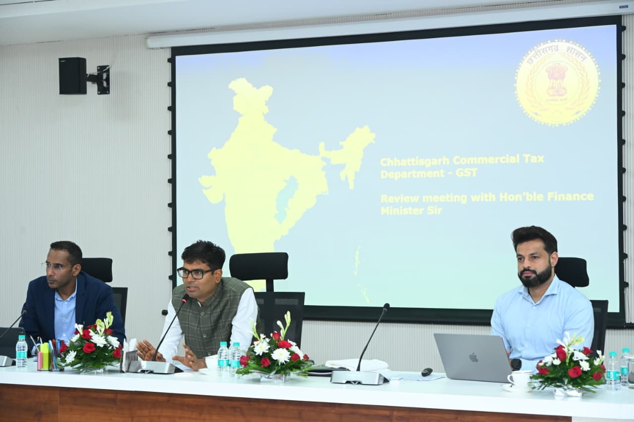 राज्य कर (जीएसटी) विभाग की समीक्षा बैठक में शामिल हुए वित्त मंत्री ओ.पी. चौधरी