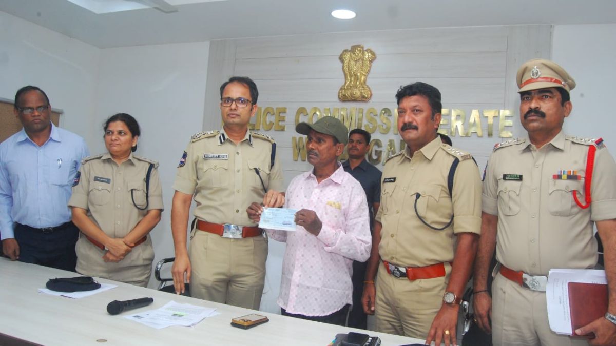 8 लाख रुपये के इनामी माओवादी लीडर मंदा रूबेन ने किया आत्मसमर्पण