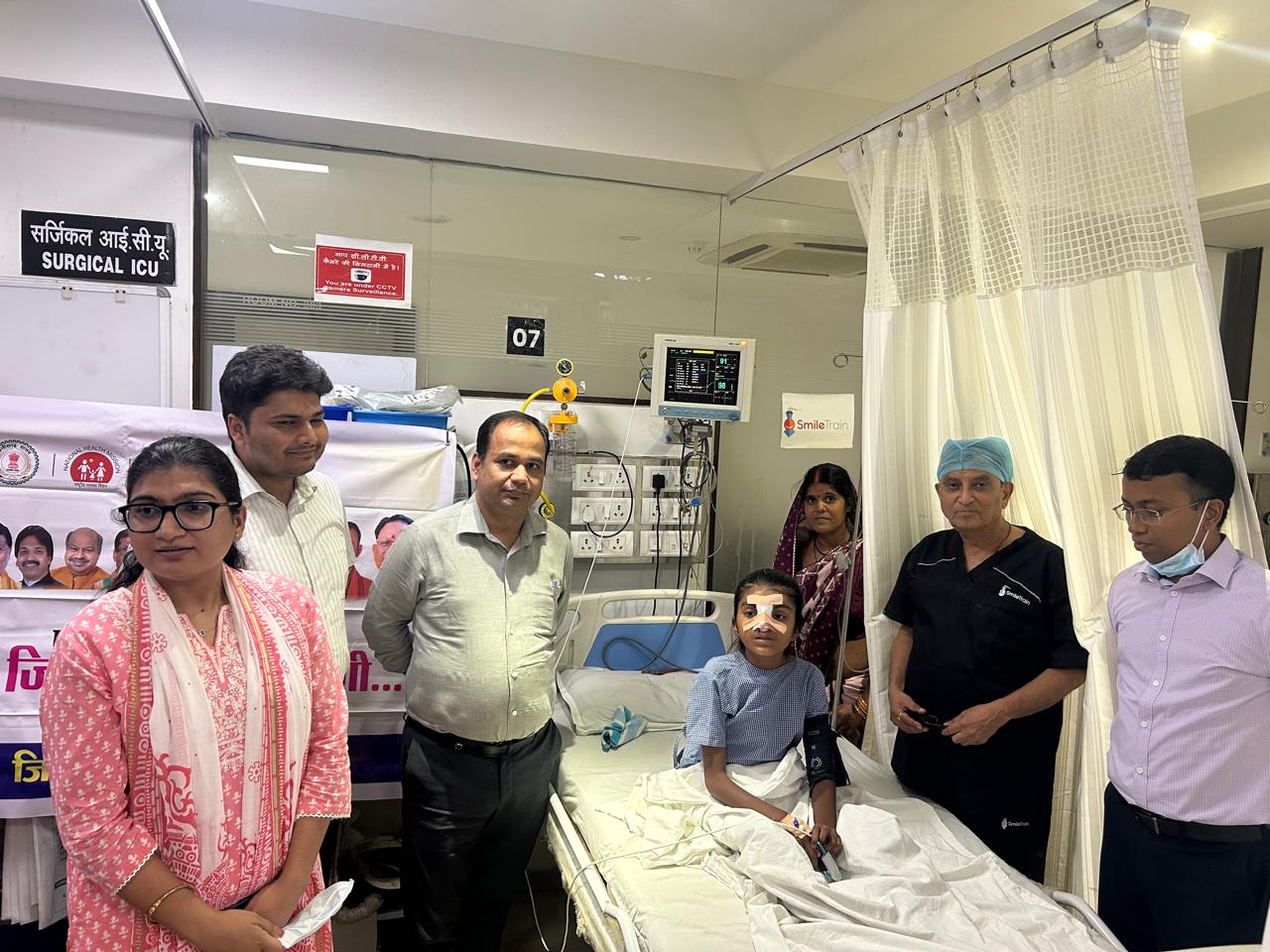 &ldquo;प्रोजेक्ट जिंदगी मुस्कुराएगी&rdquo; : फेमिन बाई के सफल ऑपरेशन के बाद कलेक्टर डॉ. गौरव सिंह ने की मुलाकात