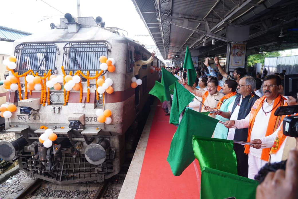 सांसद बृजमोहन अग्रवाल ने रामलला दर्शन यात्रा विशेष ट्रेन को अयोध्या धाम के लिए रवाना किया