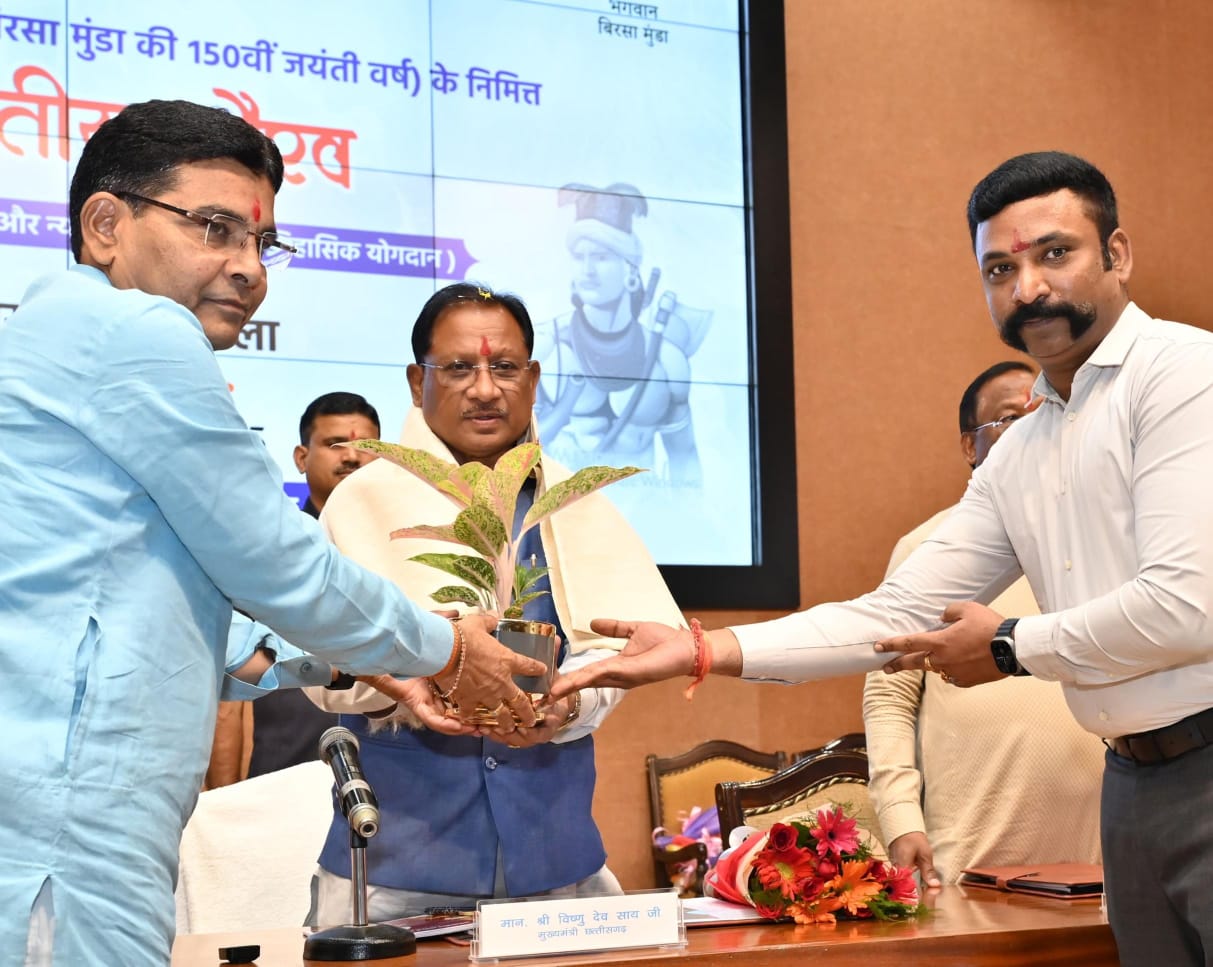 मुख्यमंत्री विष्णुदेव साय जनजातीय गौरव दिवस पर आयोजित कार्यशाला में हुए शामिल