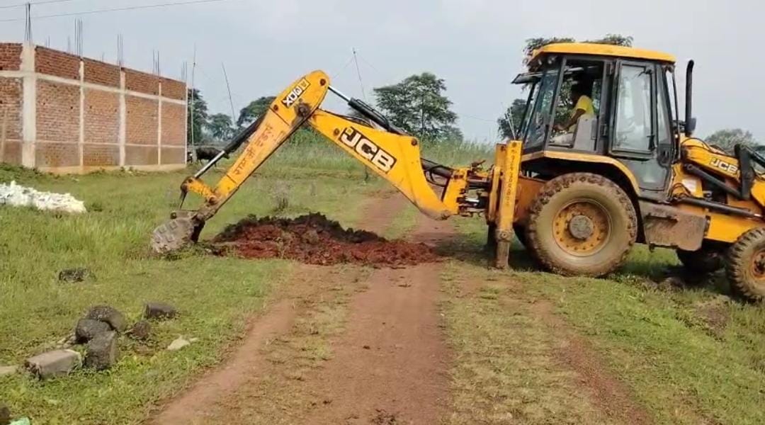 कलेक्टर डॉ. गौरव सिंह के निर्देश पर ग्राम सेजबहार में अवैध प्लाटिंग पर बड़ी कार्रवाई, टीम प्रहरी ने 10 एकड़ भूमि से अवैध प्लॉटिंग को ध्वस्त किया