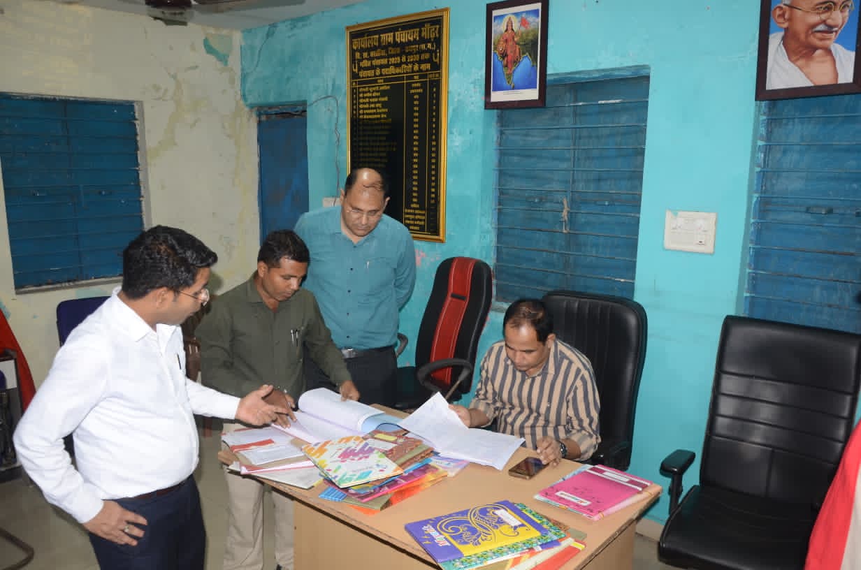 कलेक्टर डॉ. गौरव सिंह ने धरसीवां क्षेत्र में गिरदावरी एवं दावा-आपत्ति निराकरण कार्य का किया निरीक्षण