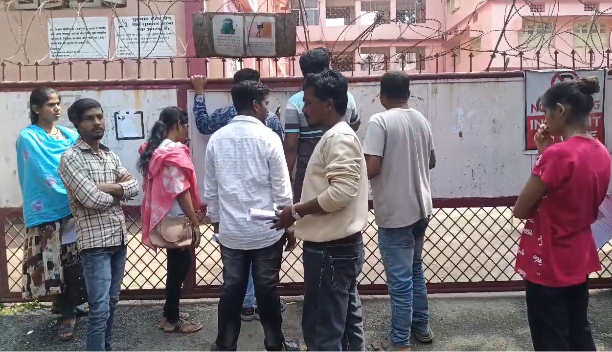 व्यापम की परीक्षा में हुआ बवाल: गिड़गिड़ाते रहे अभ्यर्थी, लेकिन नहीं मिली इंट्री, समय से पहले गेट बंद करने का आरोप