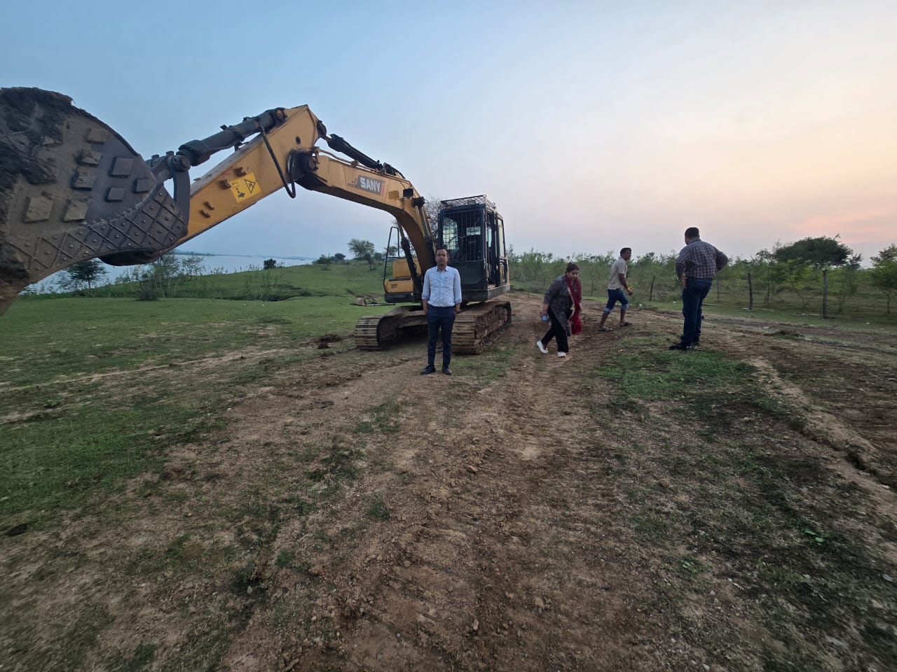 मुख्यमंत्री के निर्देश पर अवैध रेत खनन पर त्वरित कार्रवाई &mdash; ग्राम गुदगुदा में 2 बोट एवं 2 चैन माउंटेन जब्त