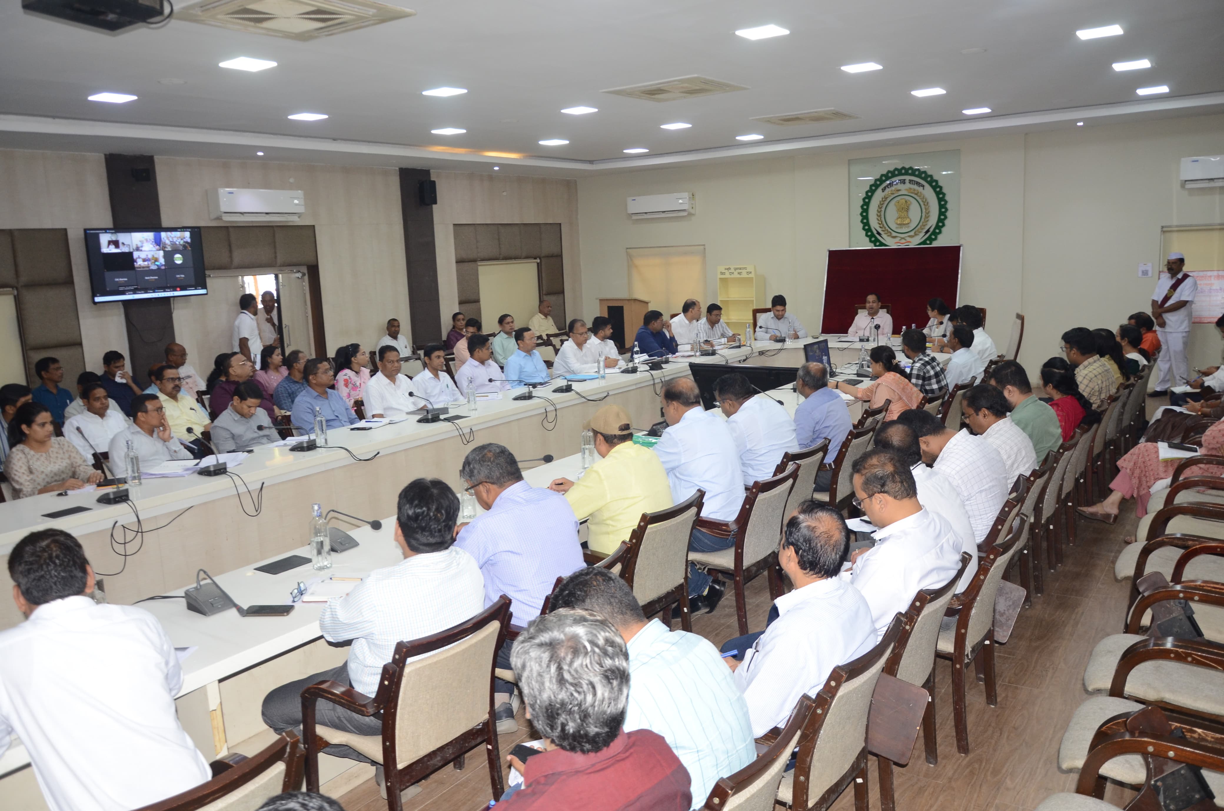 कलेक्टर डॉ. गौरव सिंह ने ली साप्ताहिक समय-सीमा की बैठक, दिए आवश्यक निर्देश