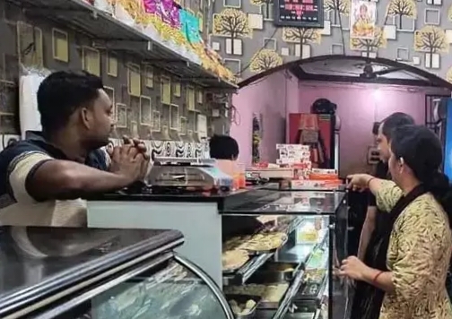 होटलों में खाद्य विभाग की रेड, मिठाइयों के लिए गए सैंपल