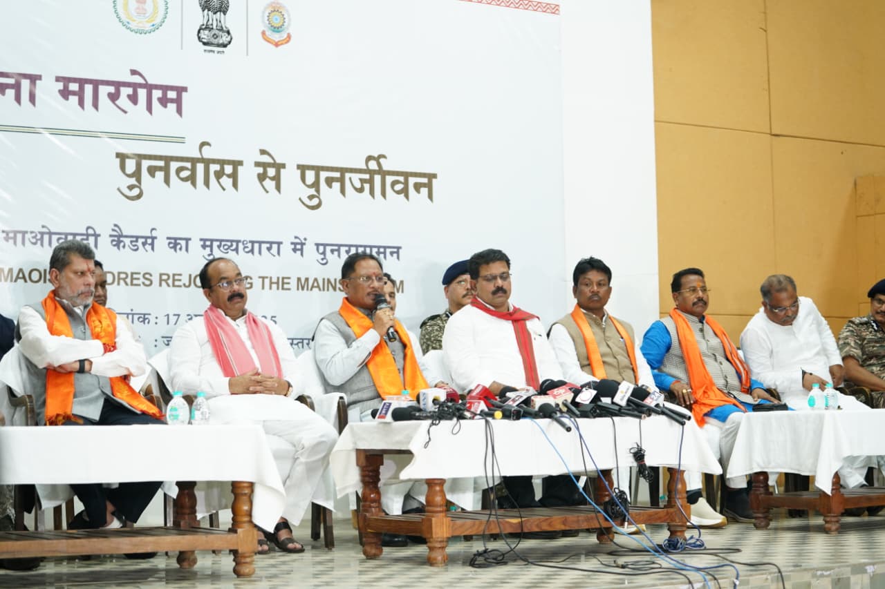 मुख्यधारा में लौटे माओवादी कैडर &mdash; बस्तर में शांति, विश्वास और विकास की नई सुबह : मुख्यमंत्री विष्णु देव साय