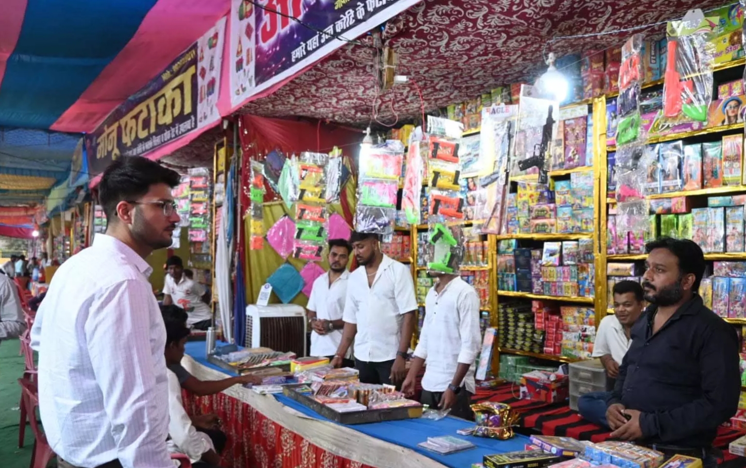 फटाका स्टॉल्स का निरीक्षण करने पहुंचे कलेक्टर दीपक सोनी 