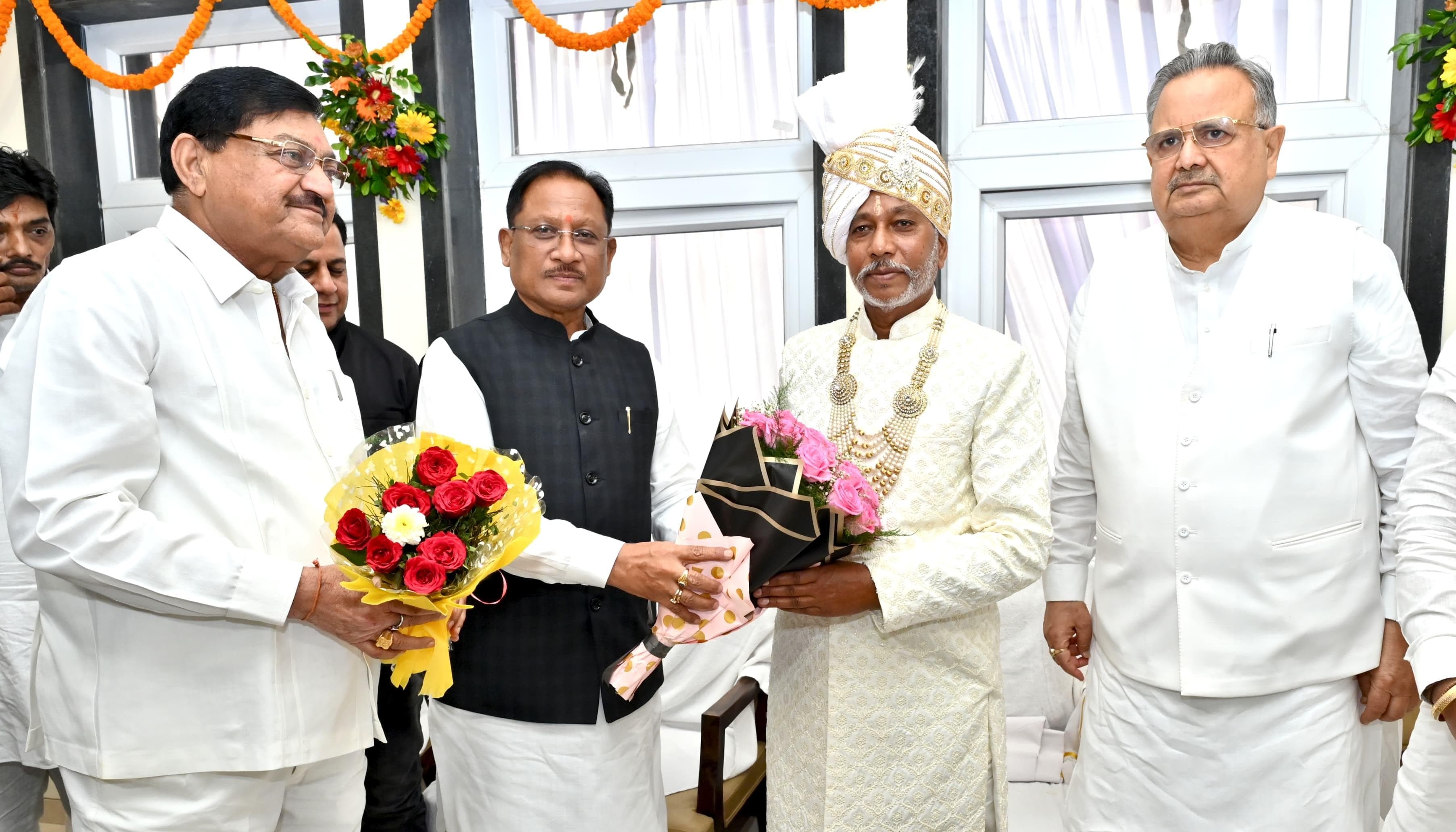 मुख्यमंत्री साय गुरु खुशवंत साहेब के गृहप्रवेश कार्यक्रम में हुए शामिल, धर्मगुरु गुरु बालदास साहेब को दी जन्मदिन की शुभकामनाएं