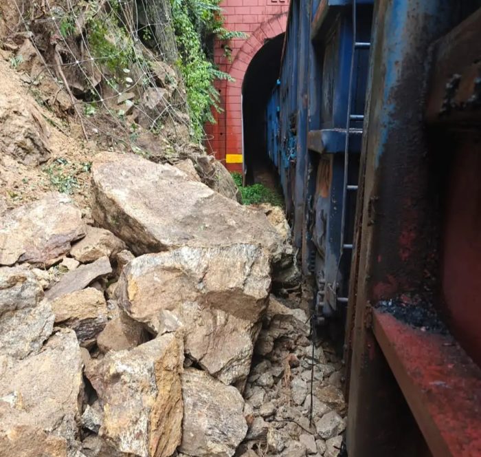 KK रेल लाइन लैंड स्लाइड से हुई बाधित, किरंदुल-विशाखापट्टनम पैसेंजर ट्रेनें रद्द