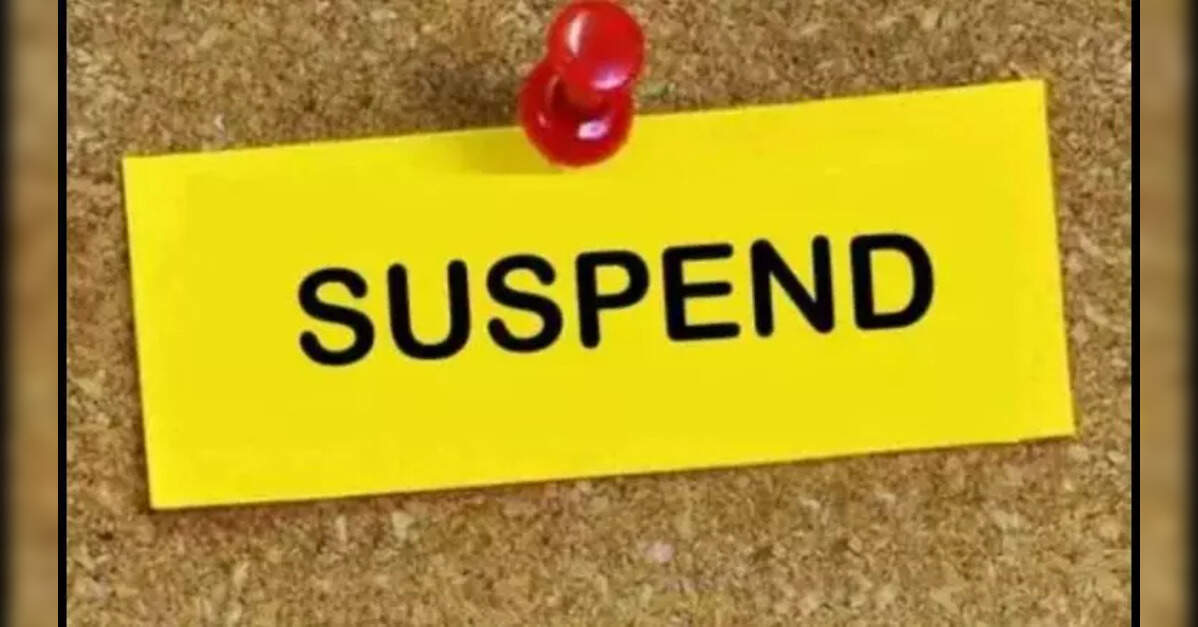 स्कूल की अव्यवस्था देखकर माथा पकड़ लिए अधिकारी, प्राचार्य को किया सस्पेंड  