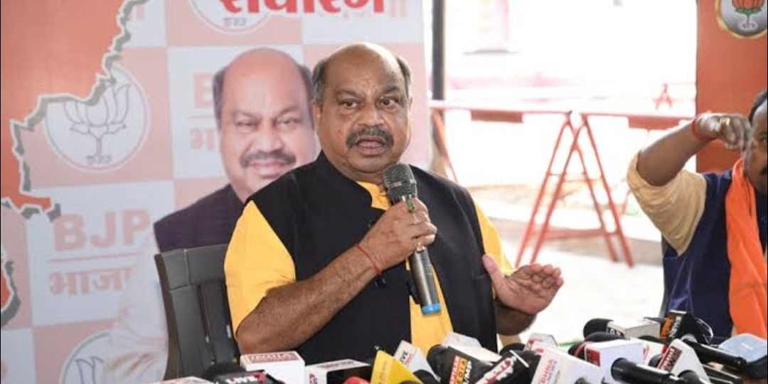 बीजेपी विधायक ने कांग्रेस पार्टी को बताया सांप पटाखा  