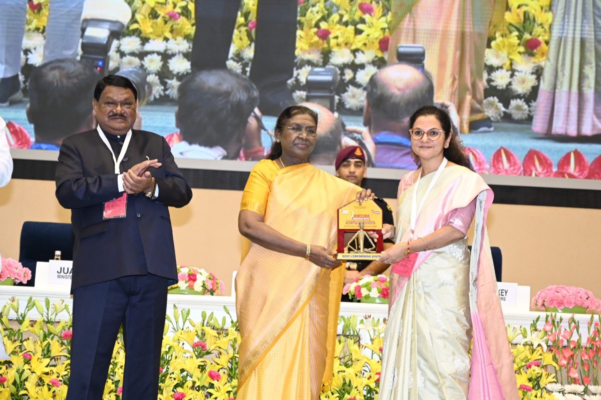 धरती आबा के आंगन से विज्ञान भवन तक-कोरिया की विकास गाथा को मिली राष्ट्रीय पहचान, राष्ट्रपति के हाथों कलेक्टर को मिला सम्मान
