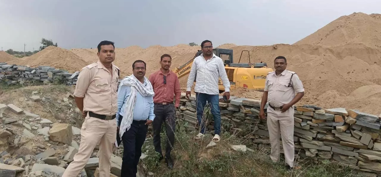 कलेक्टर की सख्ती से महासमुंद जिले में 10 अवैध रेत भंडारण की होगी नीलामी 