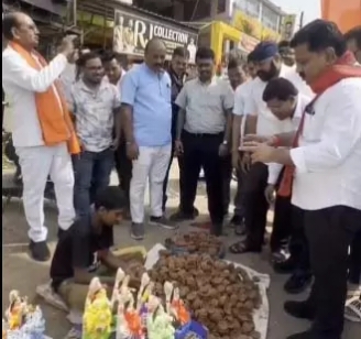 उपमुख्यमंत्री विजय शर्मा ने दीपावली के अवसर पर स्वदेशी वस्तुओं की खरीदारी की 