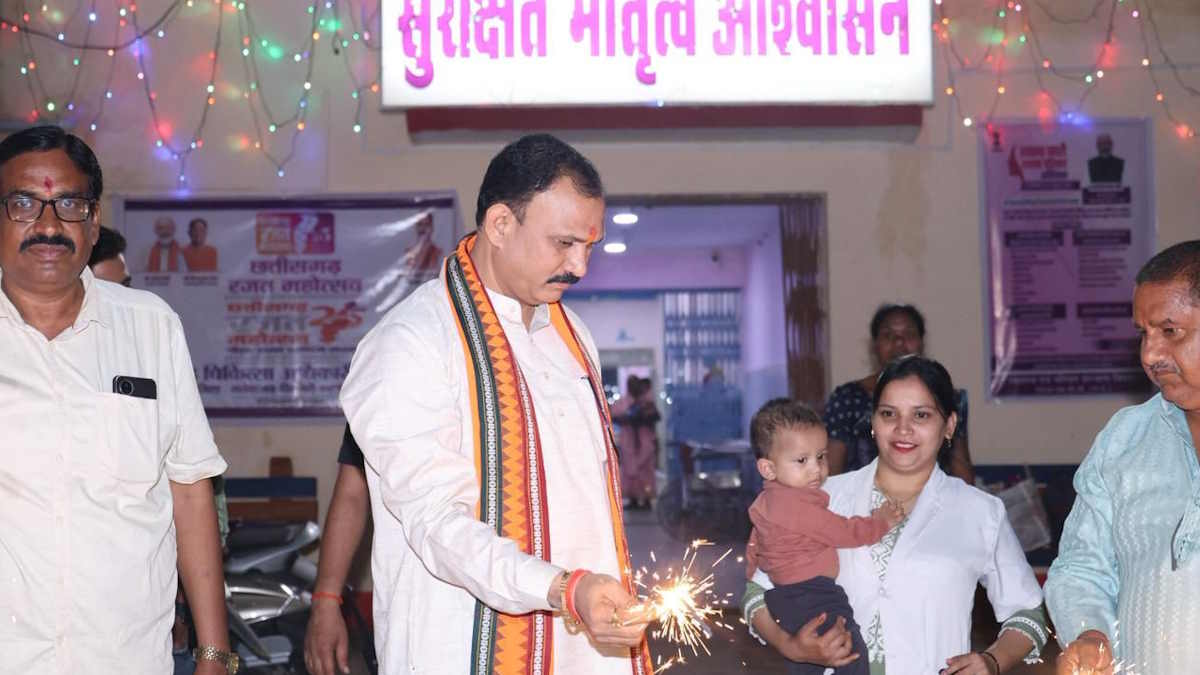 मरीजों को दिवाली की बधाई देने हॉस्पिटल पहुंचे मंत्री, बांटे फल और मिठाई  