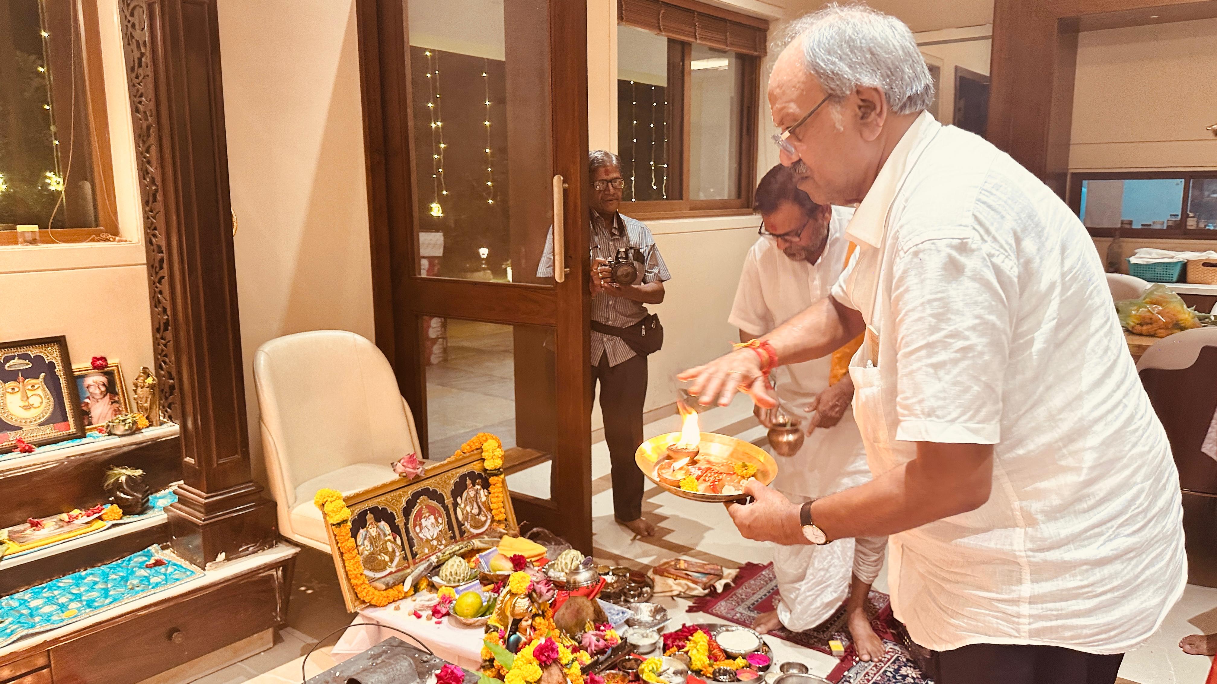 दीपावली के पावन पर्व पर सांसद बृजमोहन अग्रवाल ने परिवार सहित की पूजा-अर्चना, प्रदेशवासियों को दी शुभकामनाएं