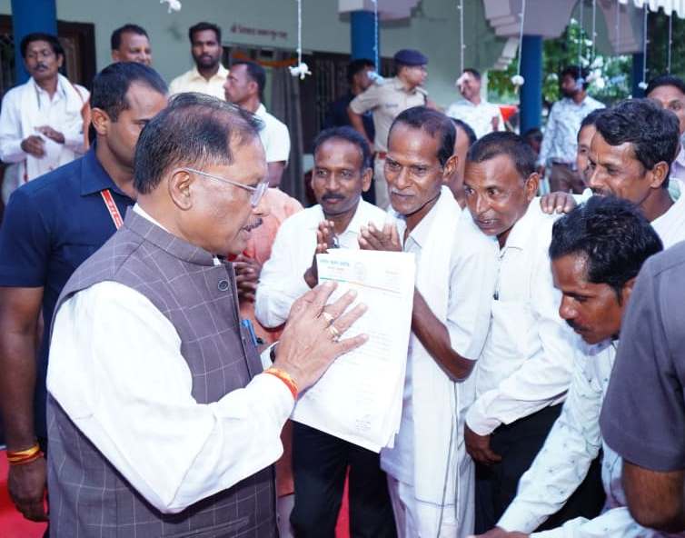 मुख्यमंत्री विष्णु देव साय को दीप पर्व की शुभकामनाएं देने बगिया में लगा रहा तांता