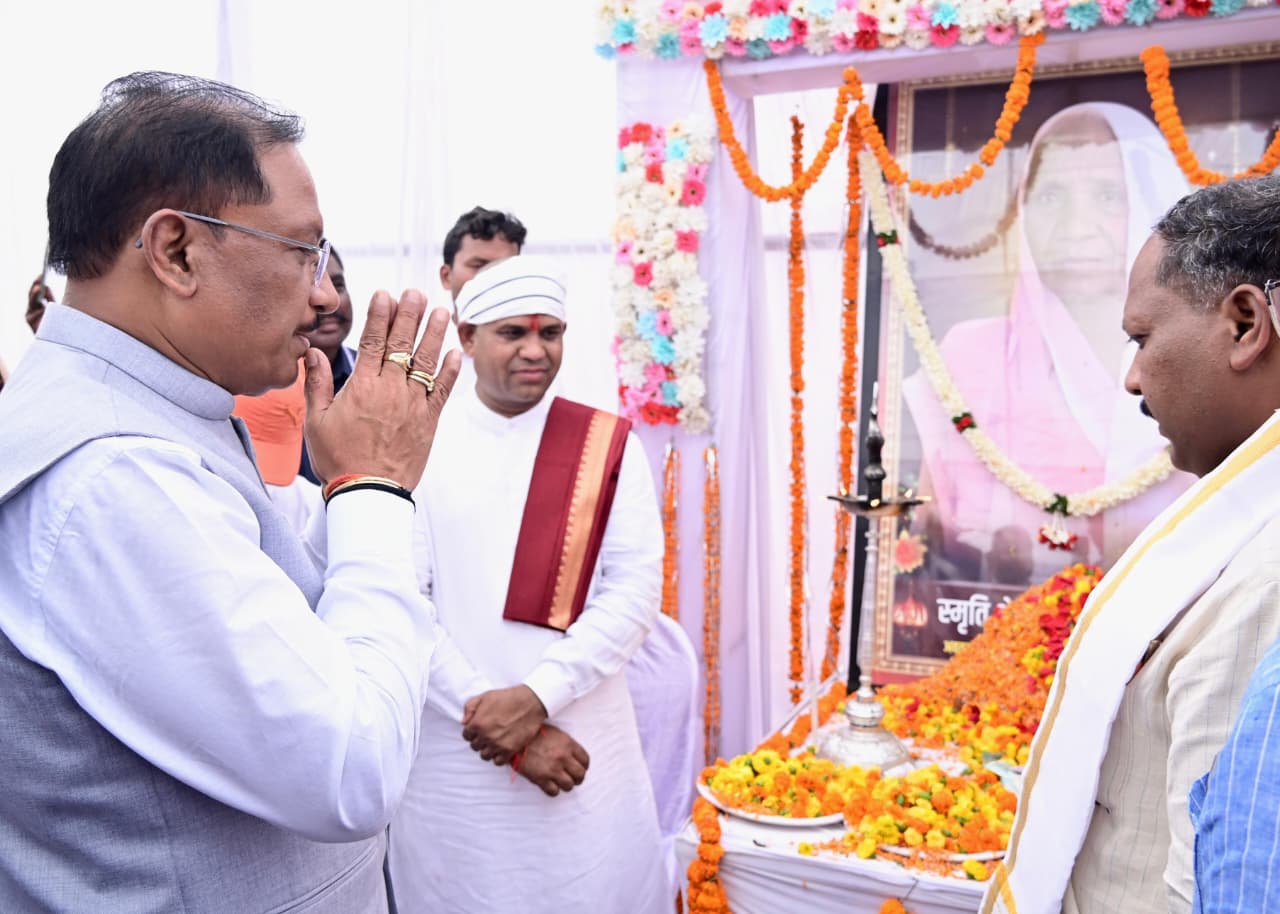 मुख्यमंत्री विष्णु देव साय ने दिवंगत चन्दन बाई को दी श्रद्धांजलि: शोक संतप्त परिवार से मिलकर व्यक्त की संवेदना