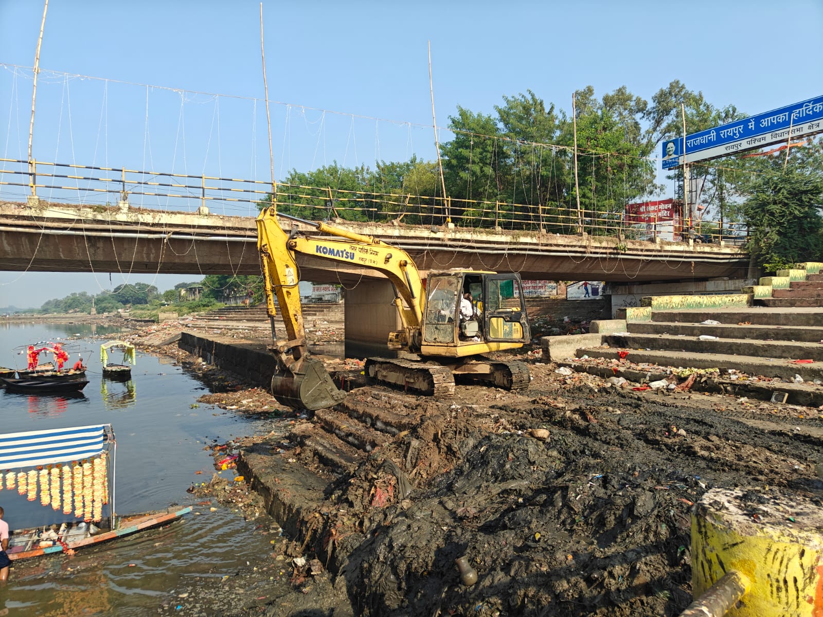 महादेव घाट में निगम ने चलाया सफाई अभियान, छठ पूजा की तैयारी पूरी हुई  